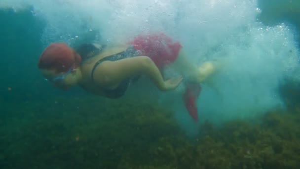 水中泳いでいる女性 — ストック動画