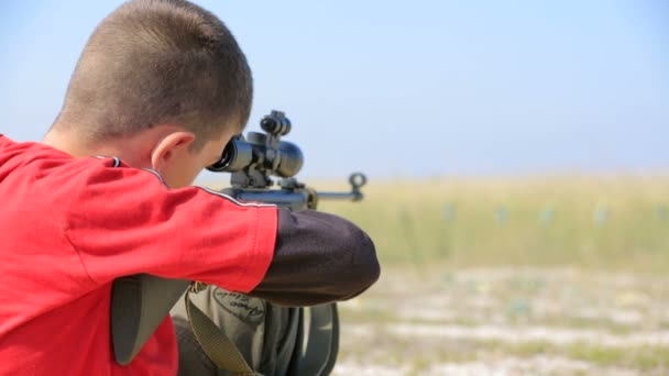 Ung pojke med luft gevärsskytte — Stockvideo