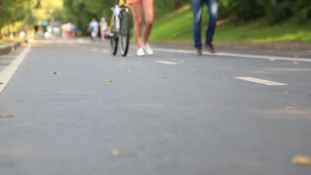 Motociclista e patinadores na estrada — Vídeo de Stock