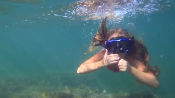 Menina nadando debaixo d 'água — Vídeo de Stock