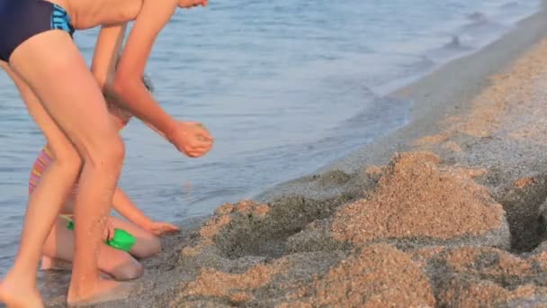 Menino e menina brincando em uma areia na praia — Vídeo de Stock