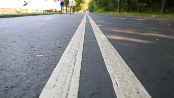 Deportes y recreación en la carretera en el parque — Vídeos de Stock