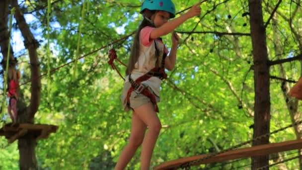 Little girl in helmet at rope park — Stock Video