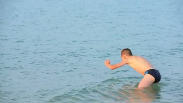 Niño feliz jugando en el mar — Vídeos de Stock