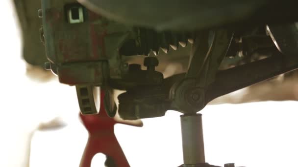 Mecánico de trabajo en taller de reparación de automóviles — Vídeos de Stock