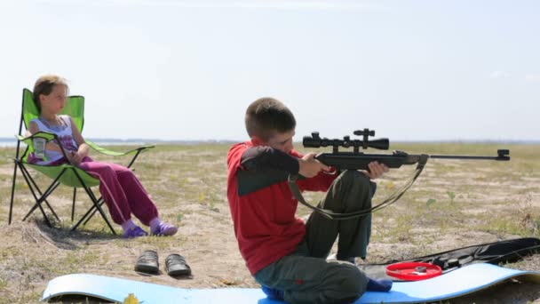 Niño con rifle de aire comprimido — Vídeo de stock