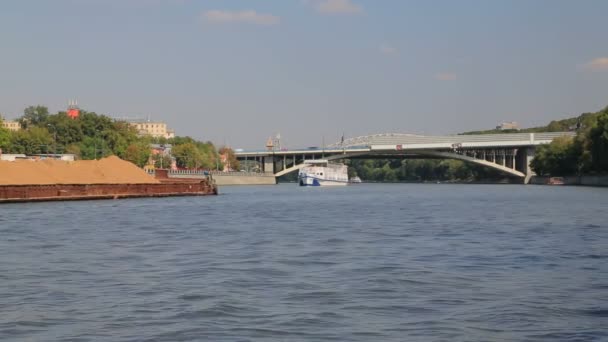 Lading barge op de rivier — Stockvideo