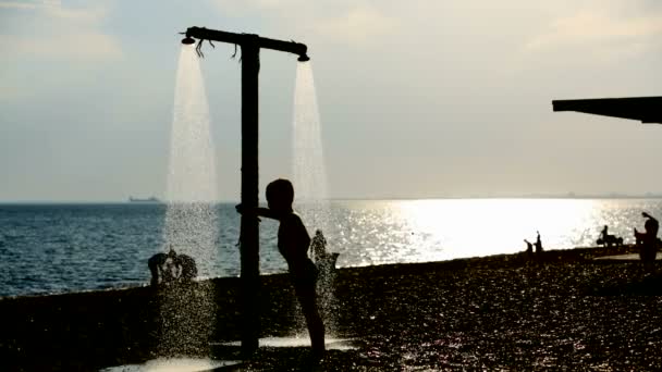 Dos niños tomando una ducha en la playa — Vídeos de Stock