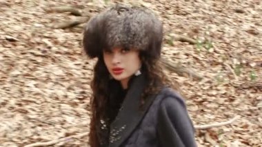 kadın düşmüş yaprakları tam yolunu aşağı yürüyor