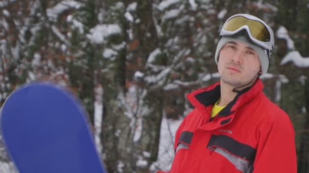 Portrait of male snowboarder — Stock Video