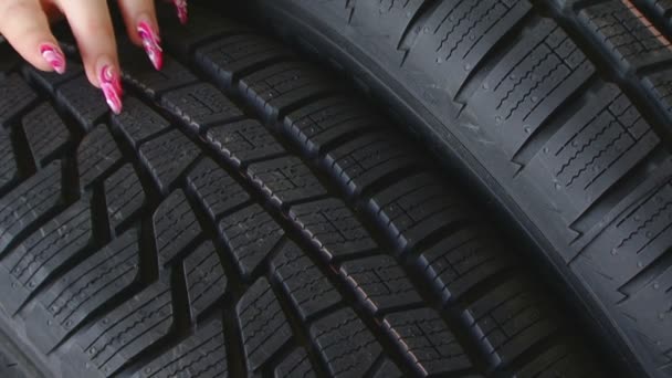 Female hand on a car tire. Close up — Stock Video