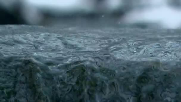 新鮮な水の急速なストリームのクローズ アップ — ストック動画