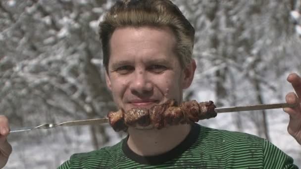 Homme avec des kebabs sur des brochettes — Video