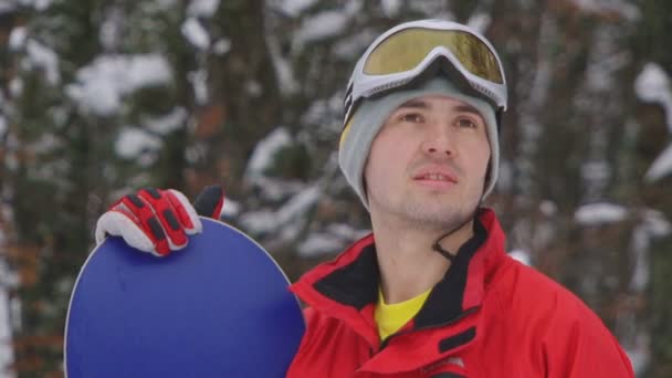 Портрет мужчины-сноубордиста — стоковое видео