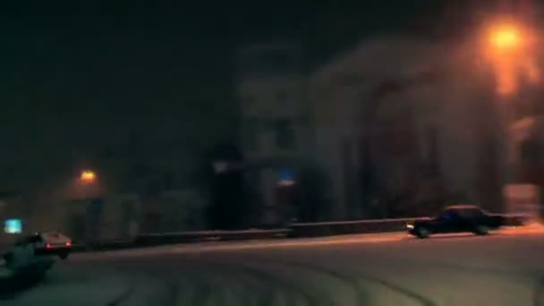 Bir araba bir şehrin sokaklarında gece sürüş. — Stok video