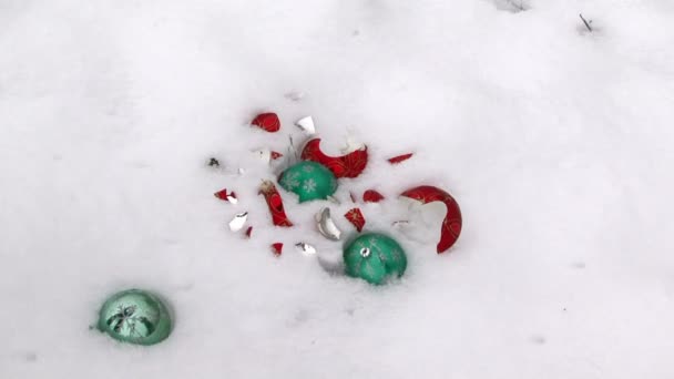 Decoraciones de Navidad caen en la nieve — Vídeo de stock