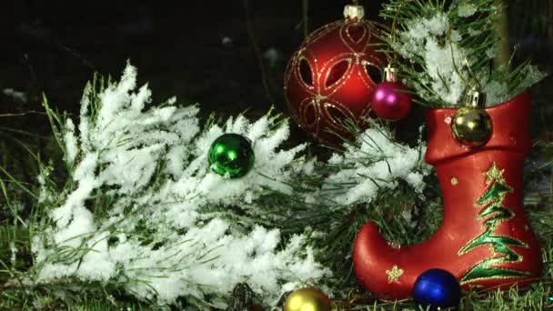 El primer plano de las decoraciones navideñas en una rama de abeto — Vídeo de stock