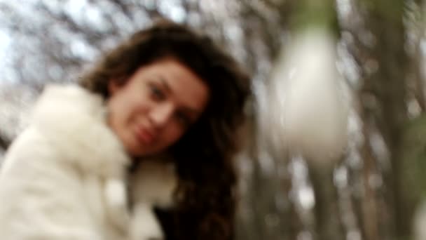 美丽的女人穿着冬天的衣服的肖像 — 图库视频影像