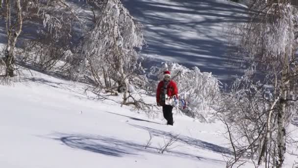 Esportista com snowboards a subir — Vídeo de Stock