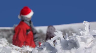 Noel şapkalı Snowboarder
