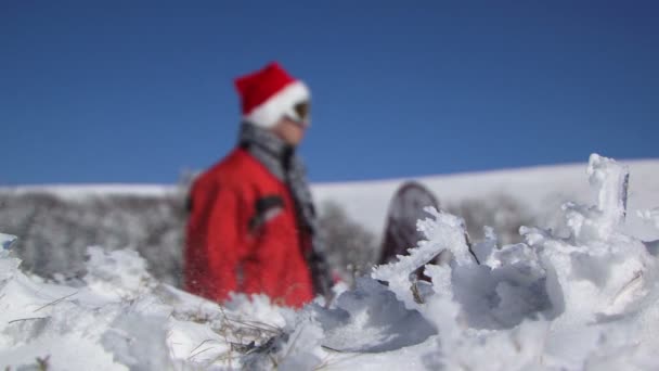 Snowboarder en sombrero de Navidad — Vídeos de Stock