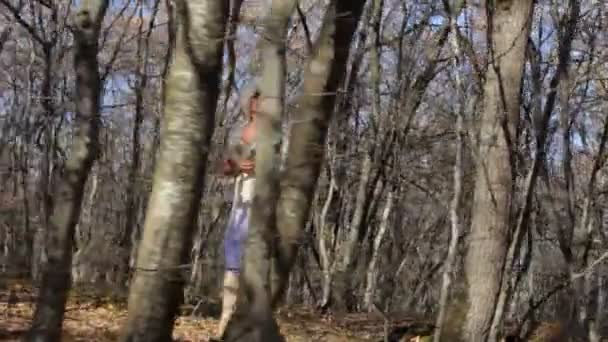 Frau läuft im Herbstpark — Stockvideo