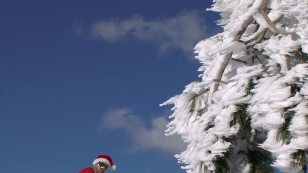 Сноубордист в рождественской шляпе — стоковое видео