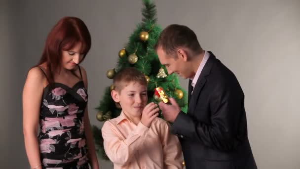 Šťastná rodina s vánočními dárky — Stock video