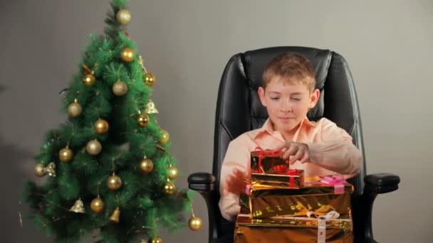 Jeune garçon avec des cadeaux de Noël — Video