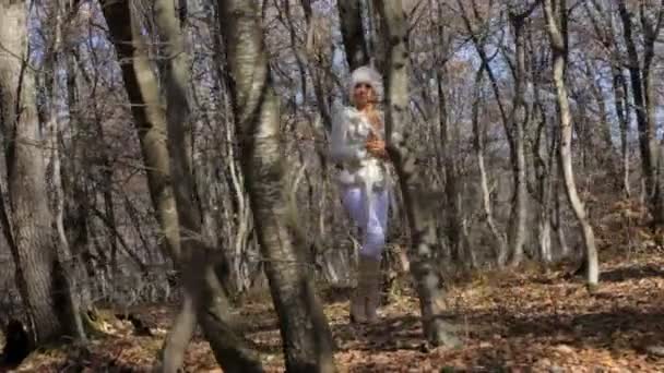 Donna che cammina nel parco autunnale — Video Stock