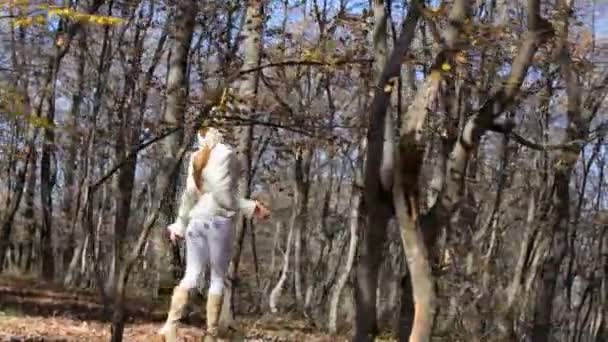 Femme marche dans le parc d'automne — Video