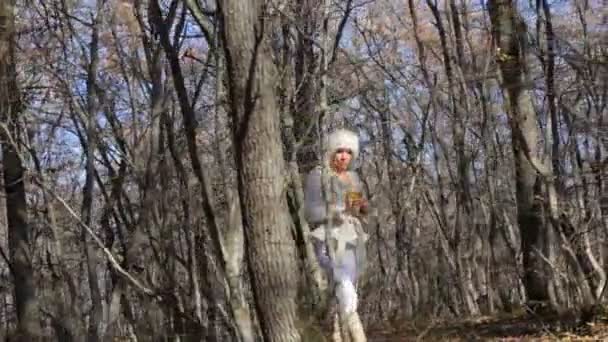 Жінка ходить в осінньому парку — стокове відео