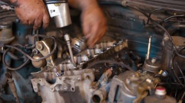 motor tamircisi ayrıştırır