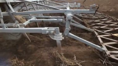 tarım arazileri üzerinde çalışan traktör