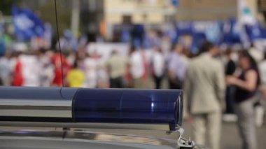 Polis arabanın ışıkları yanıp sönen