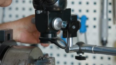 Araç parçaları inceleyerek