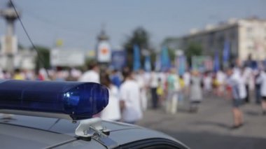 gösteri. Polis arabanın ışıkları.