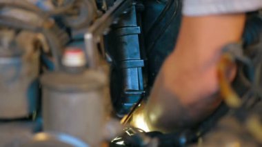 otomobil servisi: araba motorunun sökülmesi