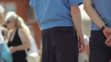 İnsanlar şehirde gösteri