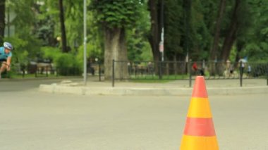 Bisiklet yarışçıları sola dönüş yapmak