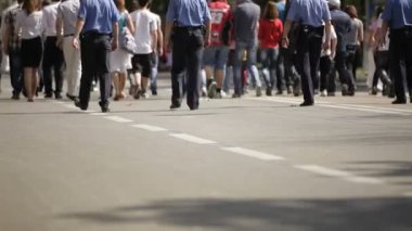 kalabalığa gösteri