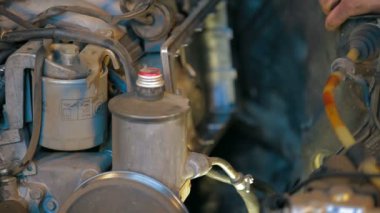 araba motoru ana alır