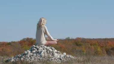 kız meditasyon Lotus poz