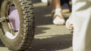 kalabalığa gösteri