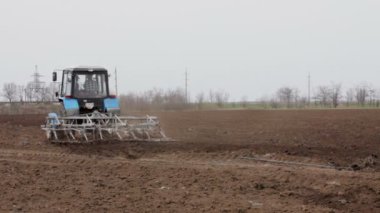 kırsal tarım arazisi ve traktör çiftçilik