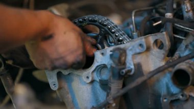 Araba tamir ediyorum. oto tamircisi. Otomobil Servisi