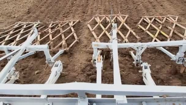 A cámara lenta. Campo de cultivo de tractores — Vídeo de stock