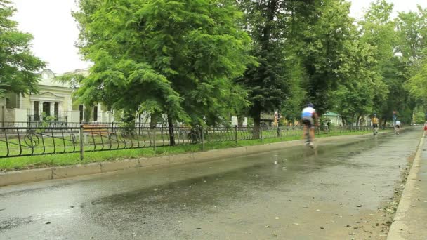 Corridas de bicicleta na cidade — Vídeo de Stock