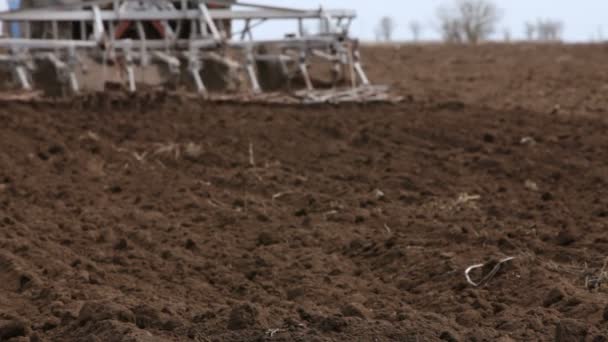 Tractor trabaja en tierras de cultivo — Vídeo de stock