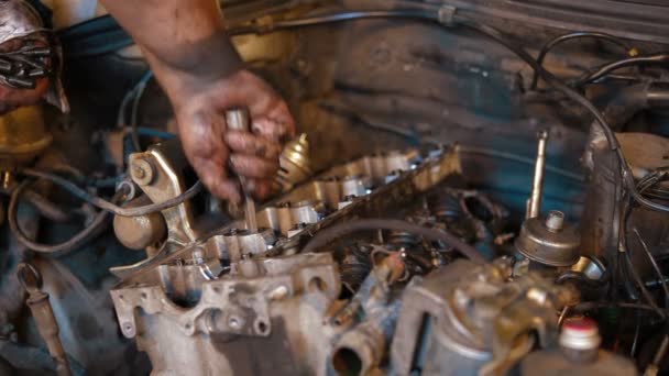 Reparación de coches. taller de reparación de automóviles . — Vídeo de stock